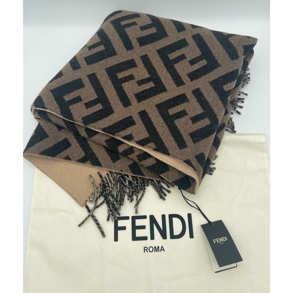 $2100 BRAND NEW FENDI REVERSIBLE WOOL CASHMERE FF LOGO CAPE PONCHO SHAWL NWT - Picture 13 of 16